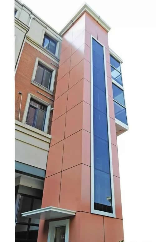 裝在三樓平臺(tái)的電梯